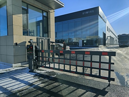 沈陽(yáng)渾南4S店雙機(jī)箱空降道閘